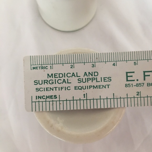 Vintage creamers and saucers - Picture 3 of 5